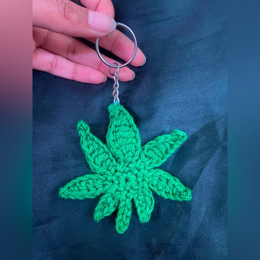 Crochet leaf keychain 🍃